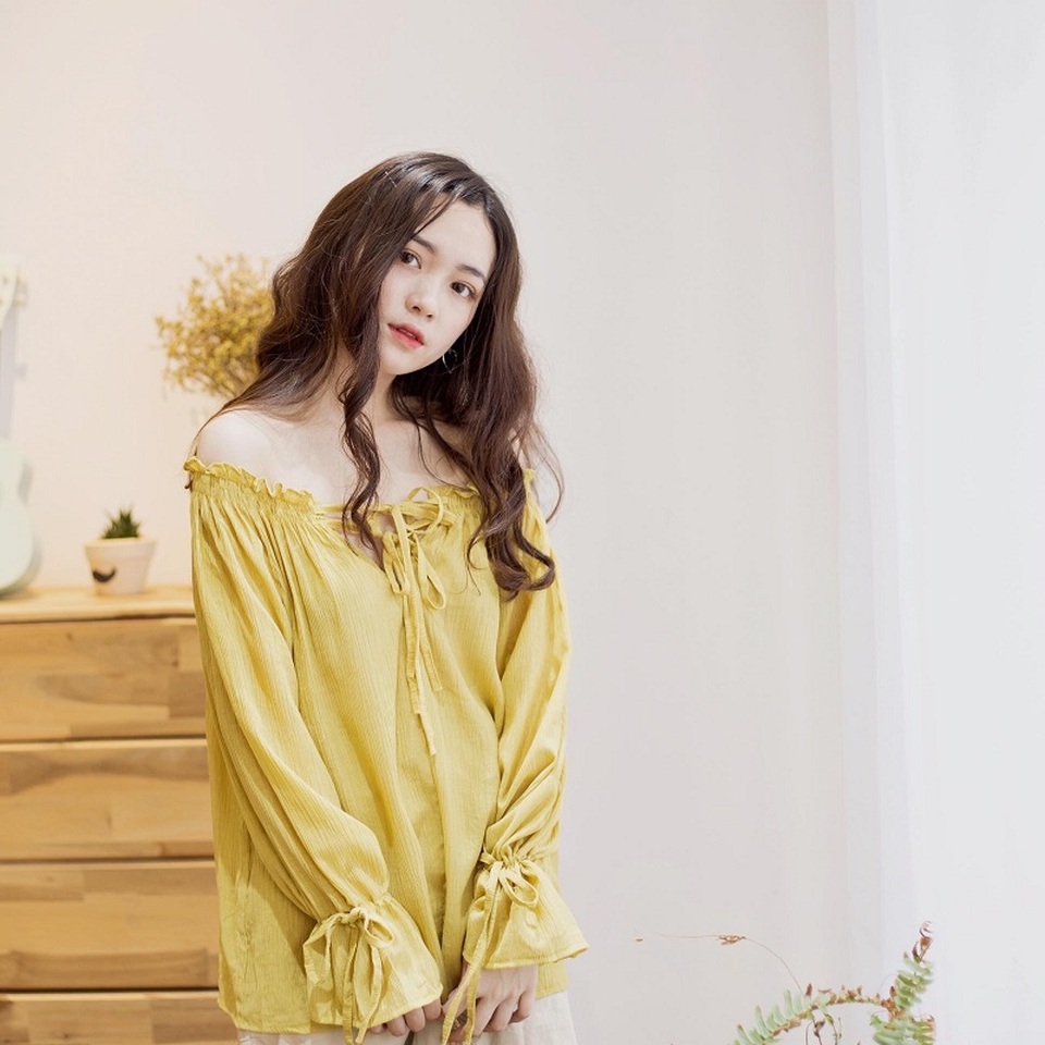 Nữ sinh 10X Nghệ An xinh đẹp, học giỏi, làm mẫu ảnh từ lớp 8 - 9 Bước vào năm học quan trọng để chuẩn bị chia tay cánh cửa trường cấp 3, Linh ý thức được việc phải đầu tư nhiều hơn nữa cho việc học tập. Nữ sinh Nghệ An quyết tâm thi đỗ đại học điểm cao một chút vào ngành truyền thông và hiện tại Linh vẫn đang cân nhắc trong việc chọn trường. Linh bộc bạch: “Mình sẽ Nam tiến khi đỗ đại học bởi Sài Gòn là một môi trường năng động, mình muốn đi xa một chút, sống tự lập, được trải nghiệm để gặt hái được nhiều thứ. Mặc dù đi xa sẽ nhớ ông bà, nhớ em trai và bố mẹ, nhưng mình vẫn quyết định học ở đó để thử sống một cuộc sống mới mẻ hơn”.