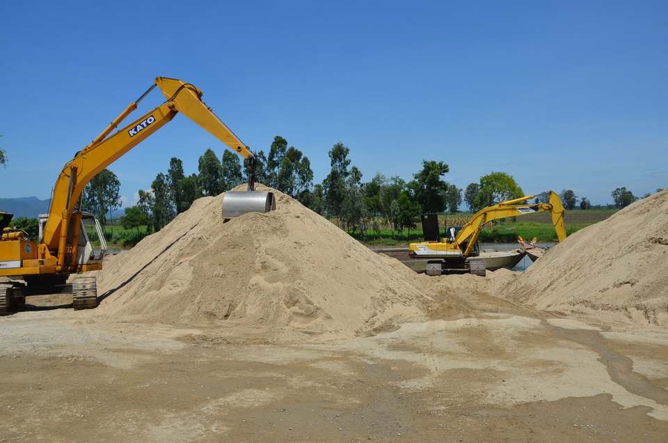 Điểm tập kết cát trên sông Thu Bồn, đoạn qua xã Điện Thọ, thị xã Điện Bàn