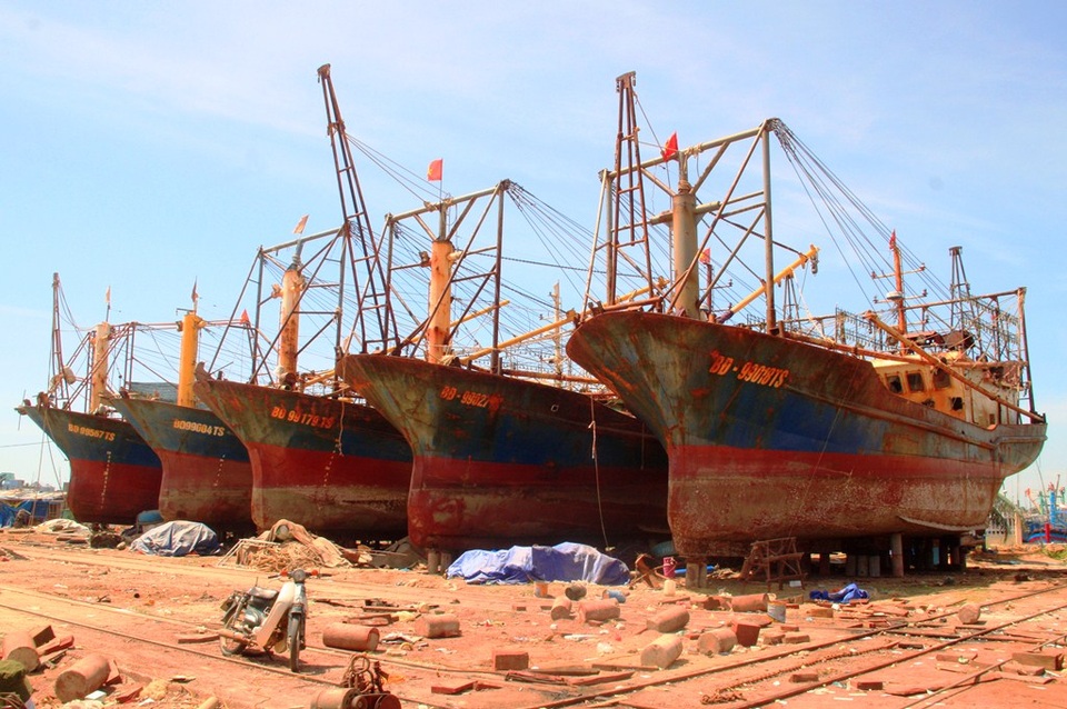 Toàn cảnh 5 tàu vỏ thép của Đại Nguyên Dương rỉ sét nham nhở - 1 Cận cảnh 5 tàu vỏ thép trị giá mỗi tàu hơn chục tỷ đồng bị rỉ sét do nhiều chỗ dùng thép Trung Quốc kém chất lượng.