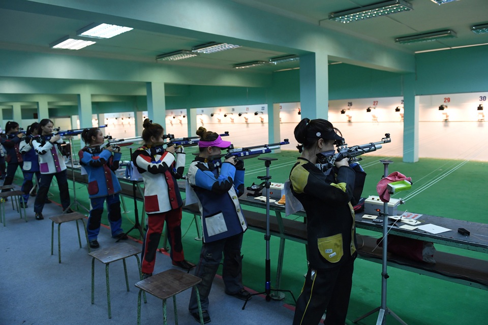 
Giải bắn súng trẻ vô địch Quốc gia 2017 đang trong những ngày tranh tài gay cấn tại Trung tâm Huấn luyện Thể dục Thể thao quốc gia Hà Nội - Nhổn. Là cơ hội để các xạ thủ trẻ khắp cả nước tranh tài, giải đấu cũng là dịp để Liên đoàn Bắn súng Việt Nam đánh giá chất lượng các vận động viên, tuyển chọn tài năng cho đội tuyển bắn súng quốc gia.
