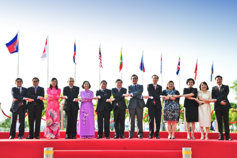 Hình ảnh lễ Thượng cờ ASEAN tại TPHCM - 1 Các lãnh đạo nắm chặt tay nhau thể hiện sự đoàn kết của khối ASEAN