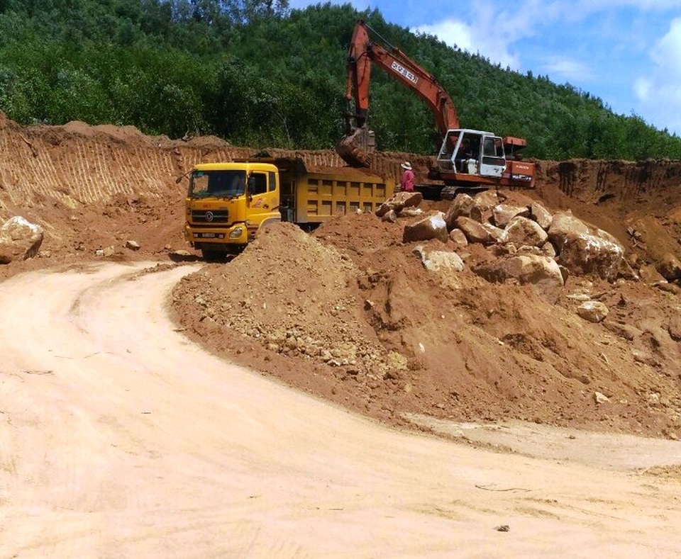 Dừng việc doanh nghiệp tự ý khai thác đất trái phép tại Bình Định! - 1 Việc người dân tự thỏa thuận với doanh nghiệp để khai thác đất ở núi Hòn Ách là trái phép