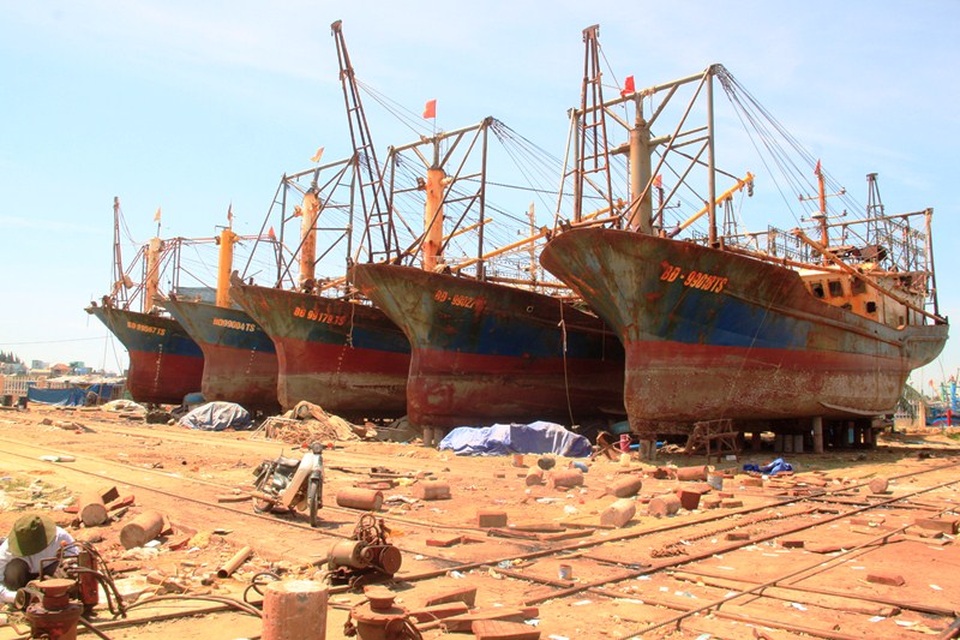 25 chủ tàu vỏ thép nợ quá hạn gần 13 tỷ đồng do hư hỏng nằm bờ - 1 5 tàu vỏ thép do Công ty TNHH Đại Nguyên Dương (Nam Định) đóng bị hư hỏng, rỉ sét nghiêm trọng khiến tàu nằm bờ