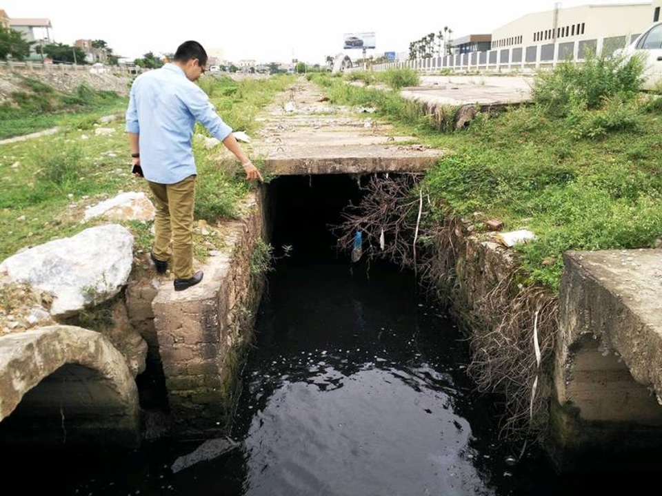 Khu công nghiệp xả thải thẳng ra môi trường, cả nghìn hộ dân lĩnh đủ! - 2 Cống xả nước chưa qua xử lý của KCN Gián Khẩu ra môi trường.