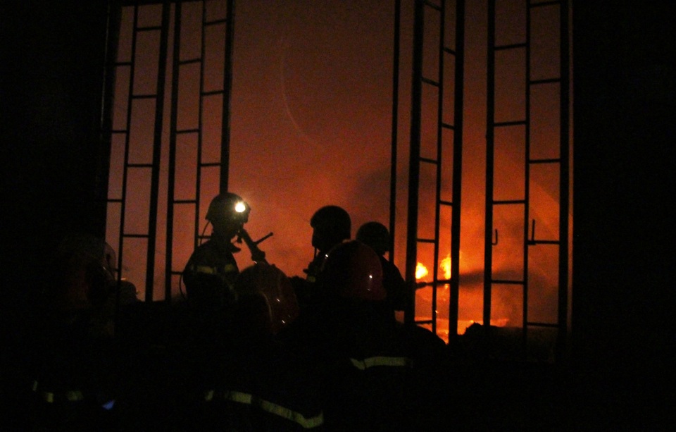 Hàng trăm cảnh sát khống chế đám cháy lớn giữa khu dân cư - 2