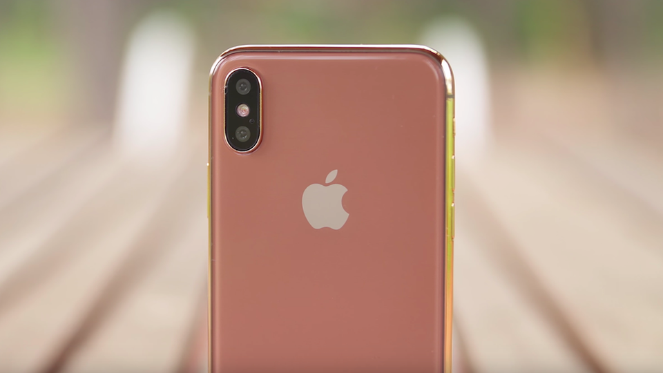 Lộ video cùng hình ảnh thực tế bên trong nhà máy sản xuất iPhone 8 - 1 Trước đó, Apple cũng đã để lộ màu mới của mẫu iPhone năm nay, được gọi là Blush Gold, hay màu vàng đồng.