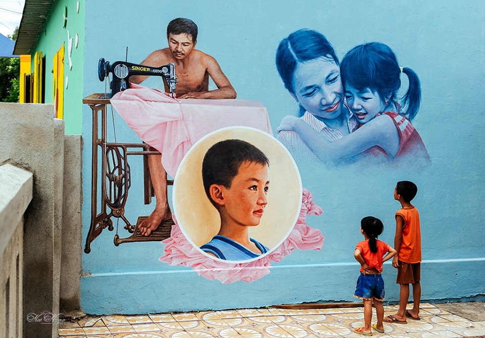 Làng nghệ thuật cộng đồng Tam Thanh đạt giải thưởng “Cảnh quan Châu Á năm 2017” - 1 Hai đứa trẻ nguyên mẫu trong một gia đình được các họa sĩ vẽ lên tường nhà ở làng