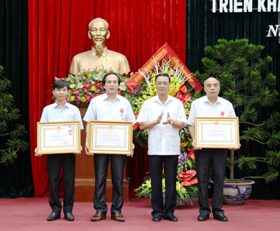 Ninh Bình: Giữ vững vị thế tốp các tỉnh có chất lượng giáo dục cao - 1 Lãnh đạo Tỉnh ủy Ninh Bình trao Huân chương cho các tập thể cá nhân đạt thành tích trong năm học 2016 - 2017.