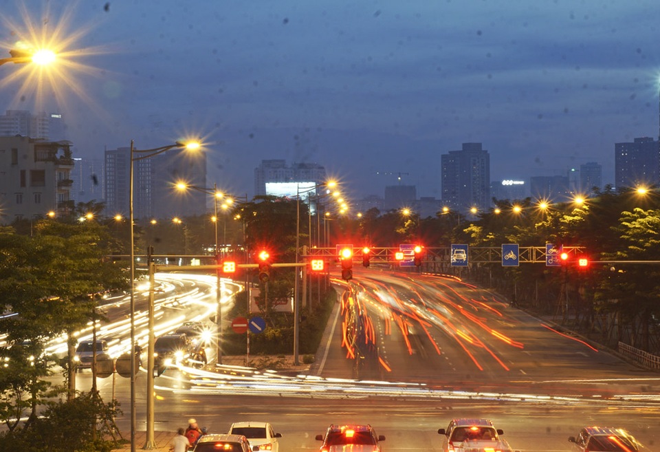 Hà Nội lung linh về đêm - 1
Ánh chiều tím trong khoảng thời gian chuyển tiếp giữa ngày và đêm tạo ra sự tương phản màu sắc giữa nền trời và mặt đất. Hình ảnh tại đường Võ Chí Công - con đường hiện đại nối sân bay Nội Bài về trung tâm Hà Nội qua cửa ngõ phía Bắc thành phố.