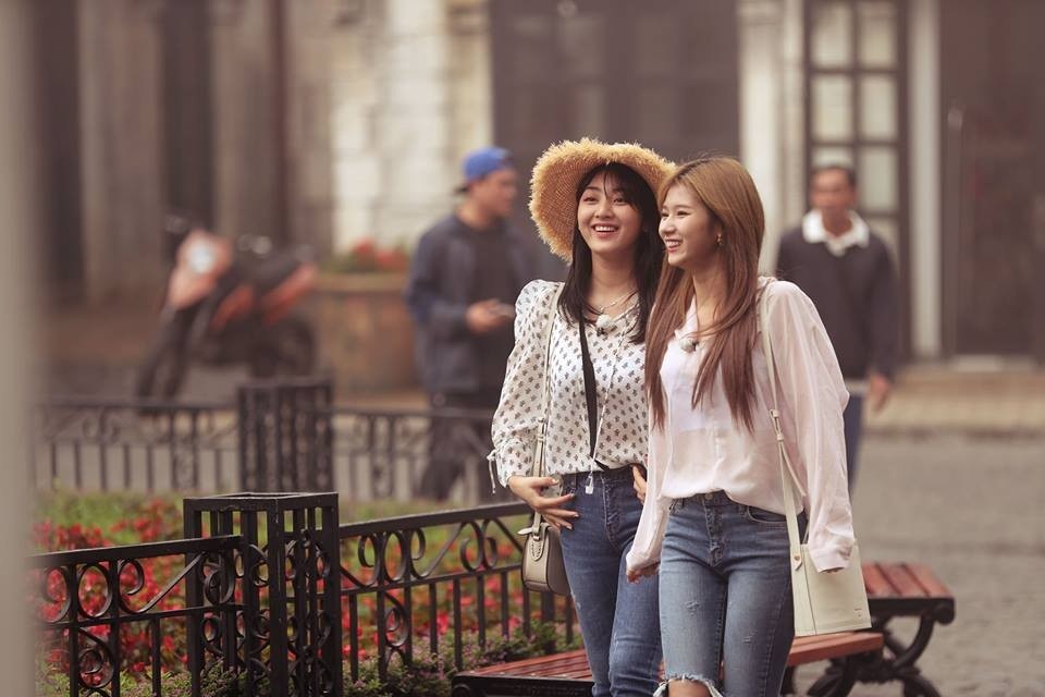 8 cô nàng xinh đẹp TWICE ngẩn ngơ với đường lên tiên cảnh ở Đà thành - 2 Sáng sớm, khi màn sương còn giăng giăng khắp lối, Jihyo và Sana đã tranh thủ khám phá cảnh đẹp nơi sân thượng Đà thành trong trang phục du lịch “bụi” giản dị.