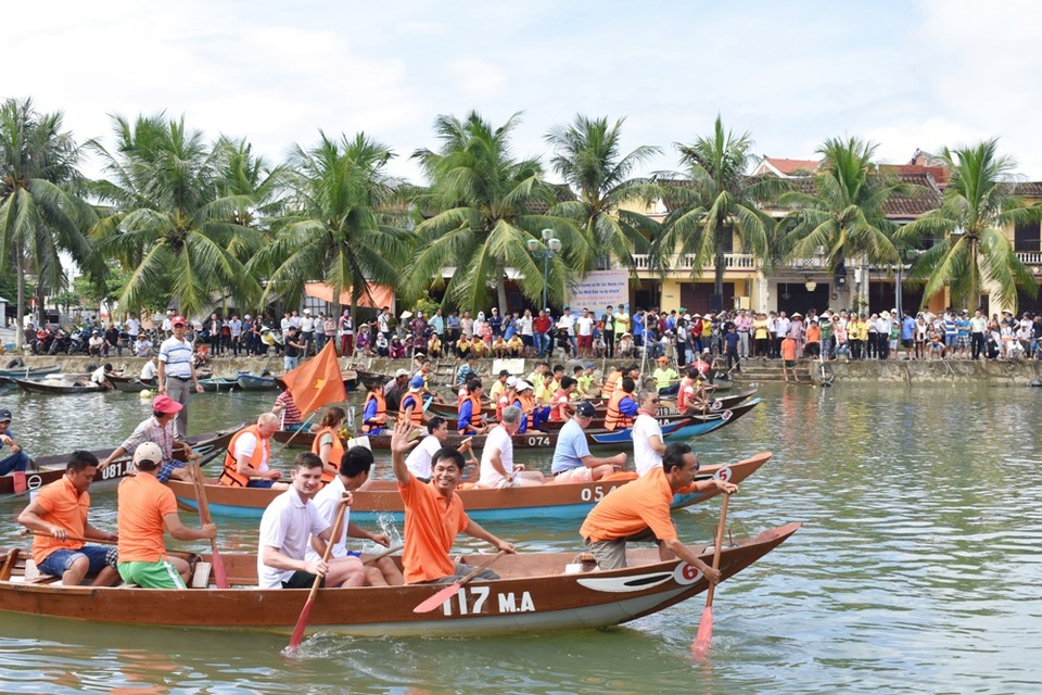 Đua ghe tranh tài giữa các đội “Hội An-Nhật Bản và du khách”