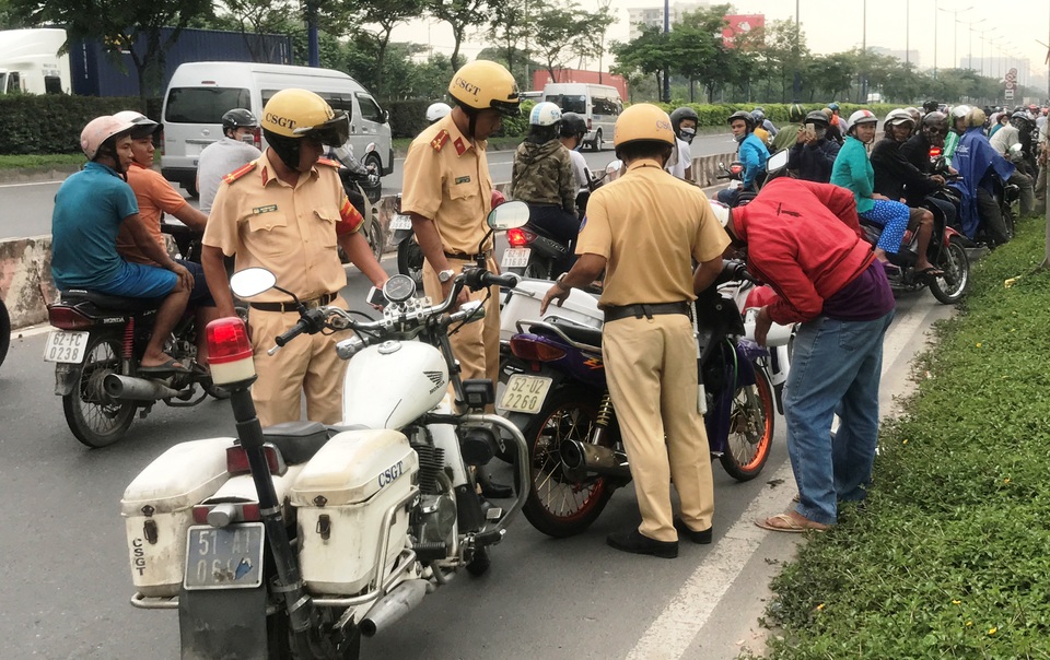 Chạy xe vào đường cấm, nam thanh niên chống đối CSGT rồi… bỏ xe - 2 Người vi phạm là nam thanh niên (áo đỏ) có hành vi chống đối lại lực lượng CSGT khi bị chặn dừng để xử lý. Sự việc khiến rất nhiều người hiếu kỳ theo dõi.