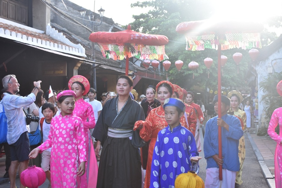 Hàng ngàn người dân và du khách “tiễn” Công nữ Ngọc Hoa về nhà chồng - 1 Tái hiện đám cưới Công nữ Ngọc Hoa và thương nhân Nhật Bản Araki Sorato