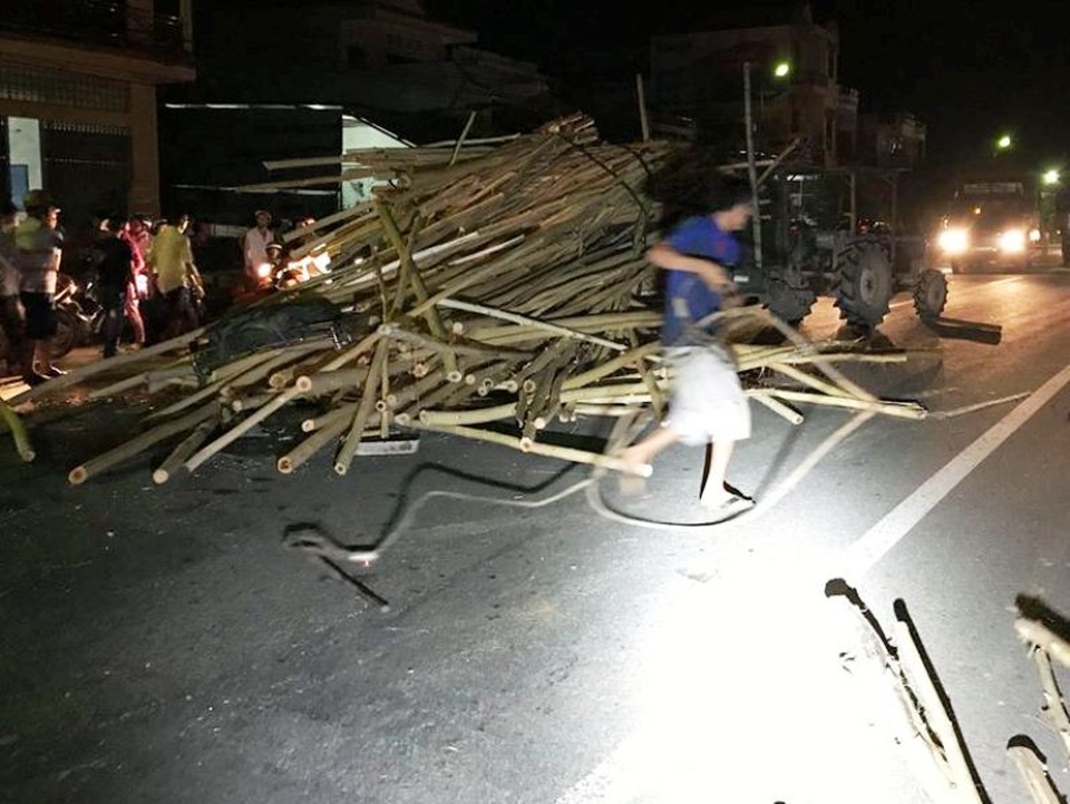 Húc vào đuôi xe máy cày, tài xế xe tải tử vong - 2
Xe cày chở gỗ keo tại hiện trường