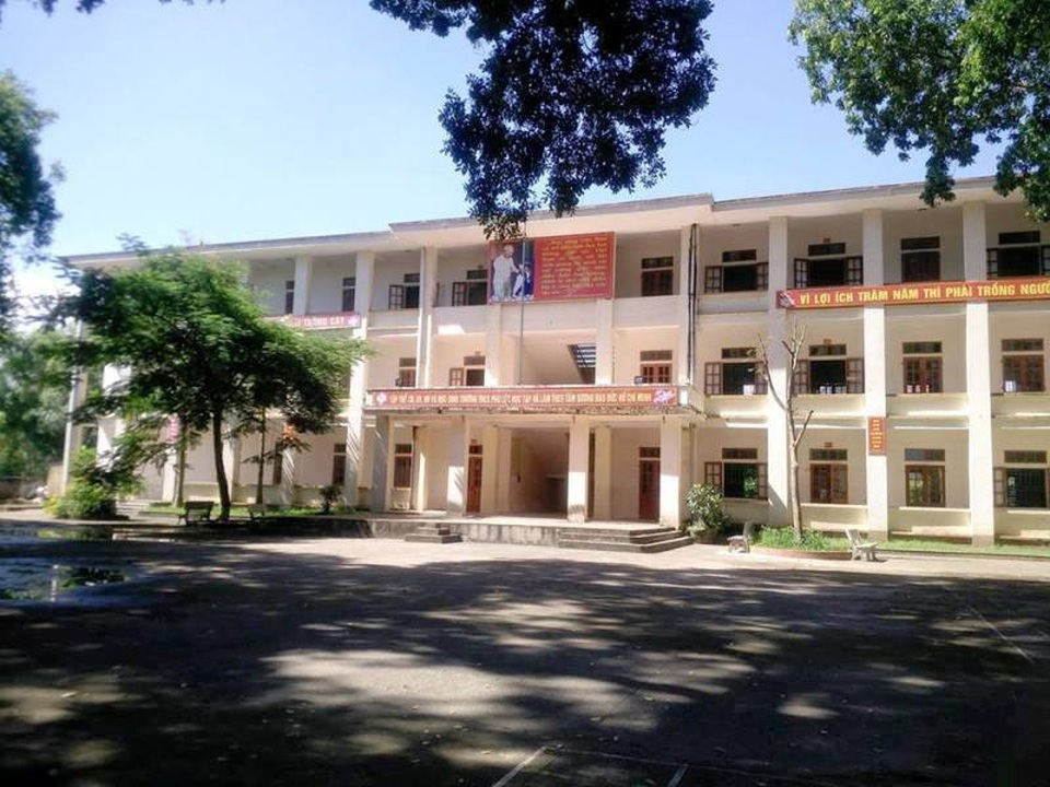 Học sinh nhảy lầu sau khi bị thu điện thoại: "Cô giáo làm đúng nên không thể xử lý" - 2 Dãy phòng học nơi em Q. nhảy từ tầng 3 xuống đất. Hiệu trưởng nhà trường cho hay, vụ việc không quá phức tạp, sẽ kết hợp với gia đình giải quyết tốt.
