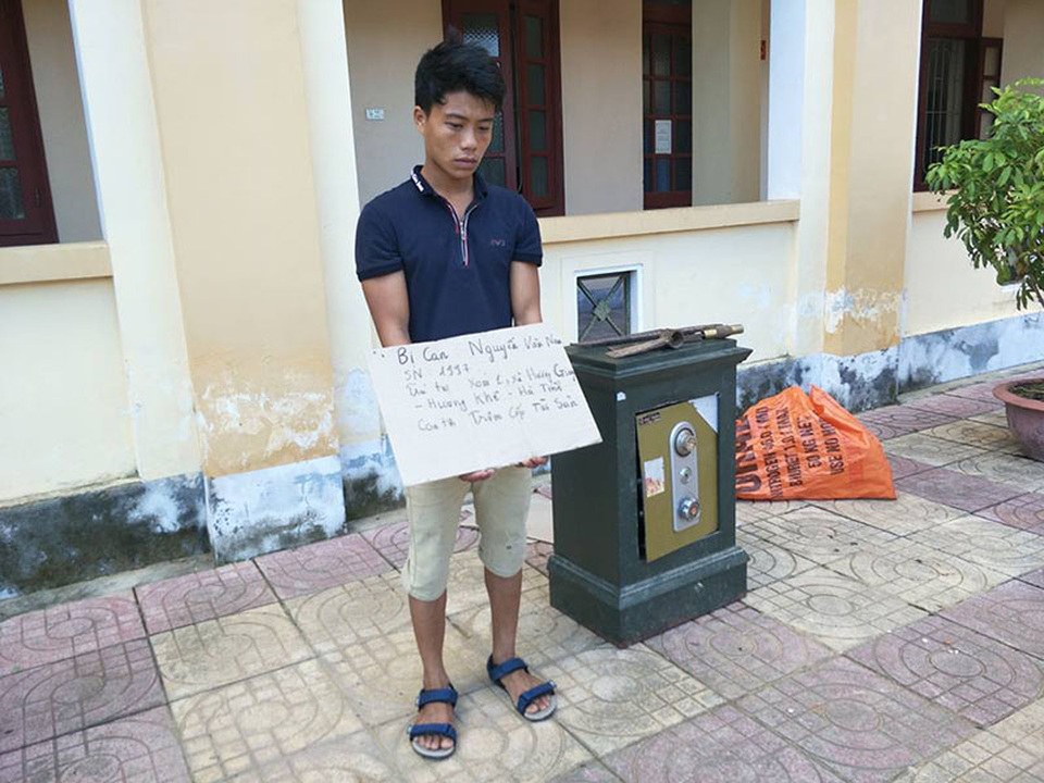 Nổi lòng tham, thanh niên cạy két sắt hàng xóm cuỗm hơn 65 triệu đồng - 1 Đối tượng Nguyễn Văn Nam cùng tang vật tại cơ quan điều tra.