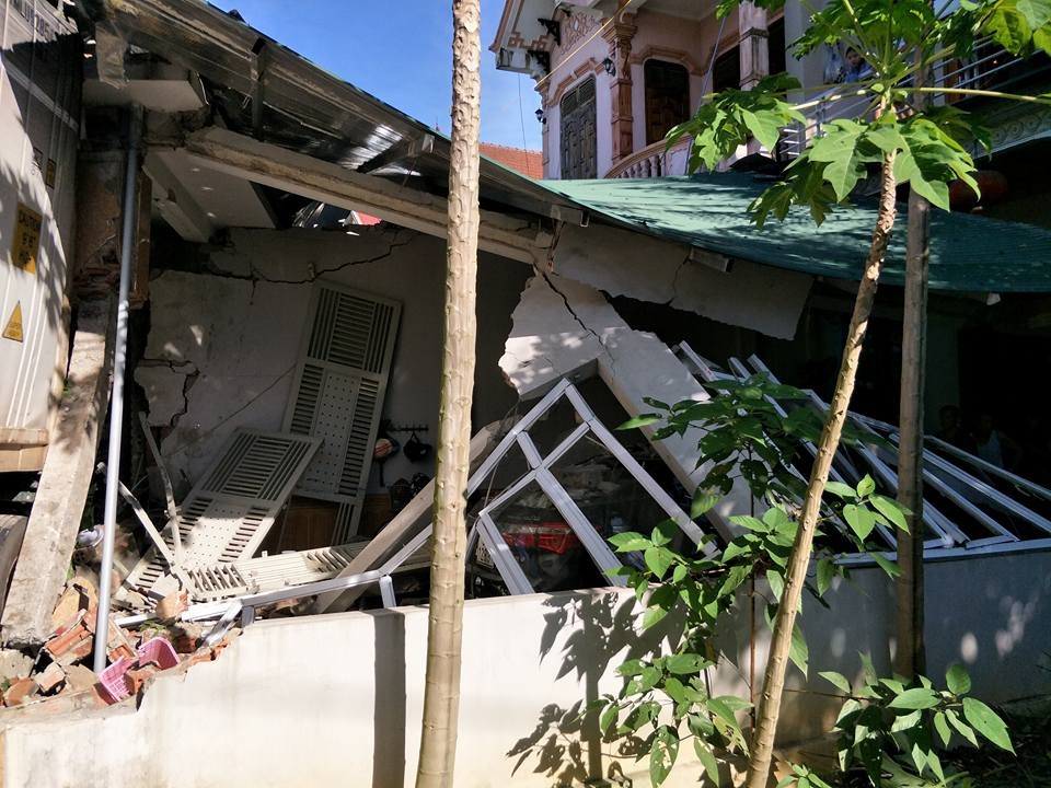 Tránh cụ ông, xe container đâm nát ki ốt bên đường - 3
Ki ốt bên đường bị đâm sập.