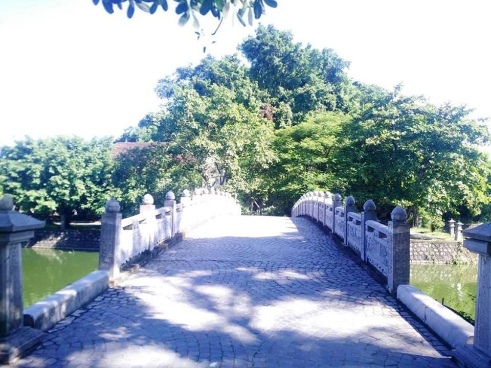 Cùng với nhiều ngọn núi khác nằm ở nhiều nơi tô thêm vẻ đẹp cho thành phố Ninh Bình, núi Kỳ Lân được ví như hòn ngọc xanh giữa lòng thành phố. Kỳ Lân cũng được xem là tứ đại danh sơn của thành phố Ninh Bình (3 ngọn núi khác còn lại ở thành phố Ninh Bình là: Núi Lớ, núi Cánh Diều (Ngọc Mỹ Nhân) và núi Non Nước (Dục Thúy Sơn).