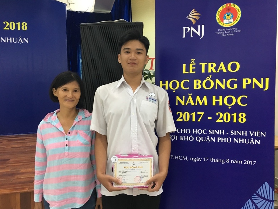 Học bổng PNJ giúp nhiều học sinh nghèo Phú Nhuận đến gần cánh cửa đại học hơn - 1 Em Trần Đăng Đức Anh nhận Học bổng PNJ