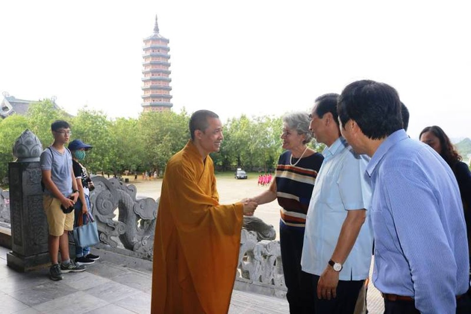 Tổng giám đốc UNESCO thăm quần thể danh thắng Tràng An - 4 Trụ trì chùa Bái Đính chào đón Tổng Giám đốc UNESCO đếm thăm chùa.