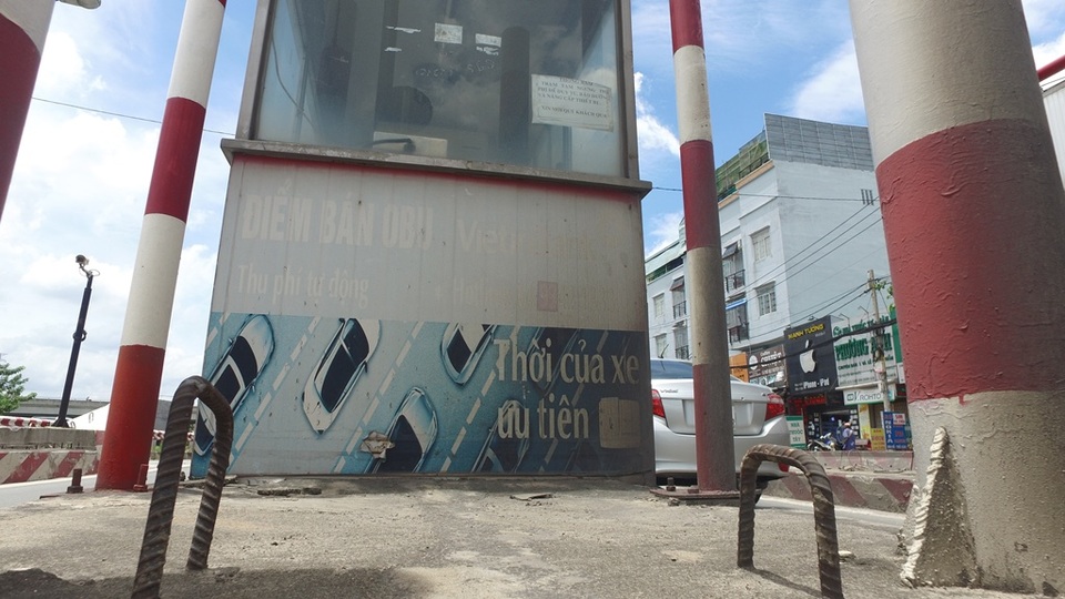 Những trạm thu phí bỏ hoang giữa Sài Gòn - 1 Trạm thu phí dưới chân cầu Bình Triệu không còn được sử dụng