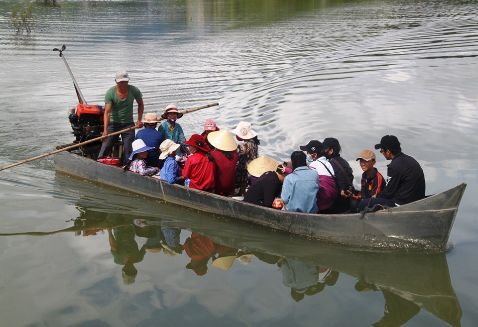 Chòng chành trên những chuyến đò vượt sông Kôn đến lớp! - 1 Hàng ngày, các em học sinh ở thôn Hữu Giang, xã Tây Giang (huyện Tây Sơn) chòng chành trên những chuyến đò vượt sông Kôn đến trường.