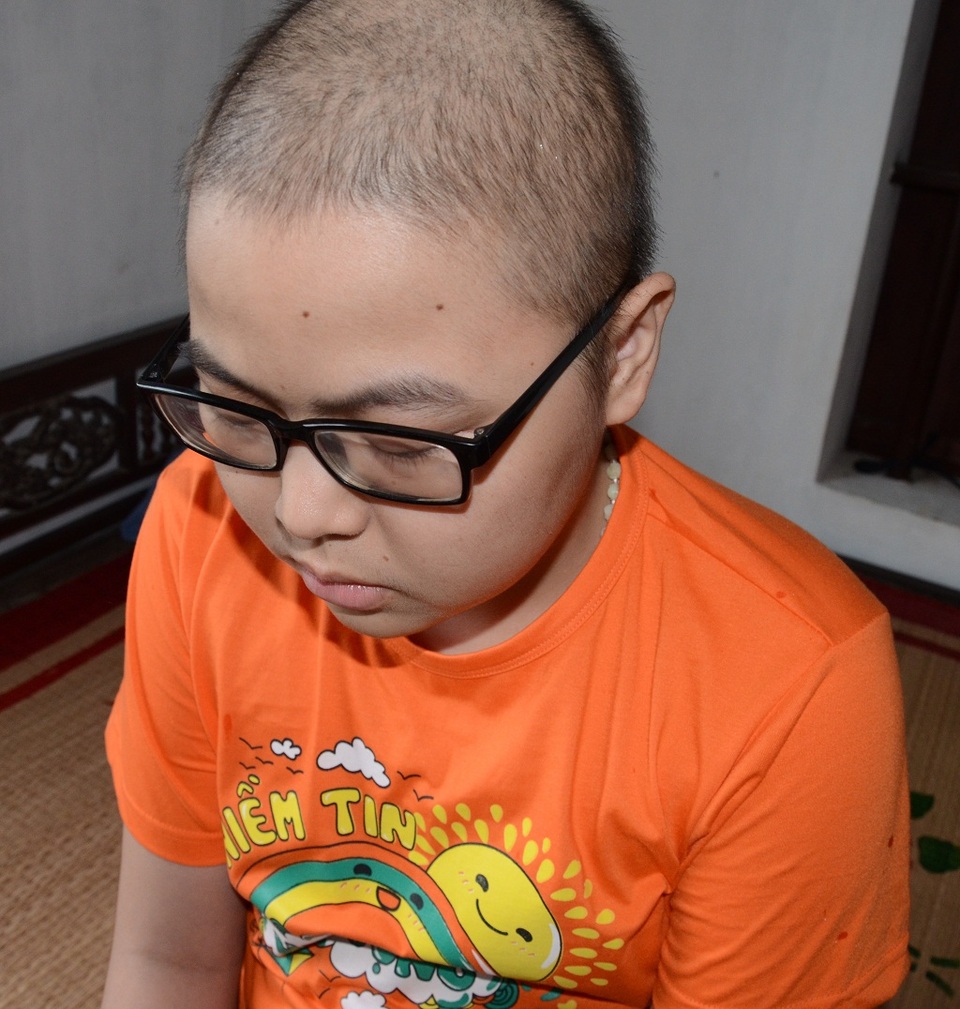Ước mơ được trở lại trường của cậu bé 15 tuổi mắc ung thư máu - 1
Em Bùi Tiến Mạnh (15 tuổi), đang học lớp 8 thì bị mắc ung thư máu