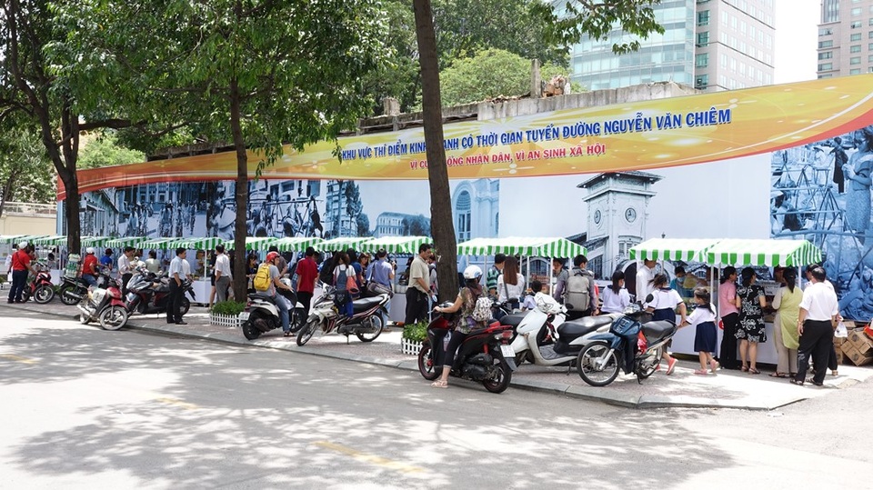 Sài Gòn đã có phố hàng rong - 1 Phố hàng rong trên vỉa hè đường Nguyễn Văn Chiêm dài 40 m, có 40 hộ kinh doanh, hoạt động trong hai khung giờ là 6-9h và 11-14h.