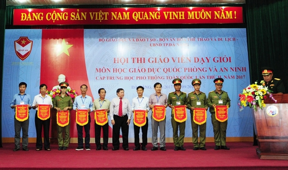 Khai mạc Hội thi giáo viên giỏi bộ môn Giáo dục quốc phòng và an ninh - 1 Các đơn vị dự thi nhận cờ lưu niệm của Bộ GD - ĐT