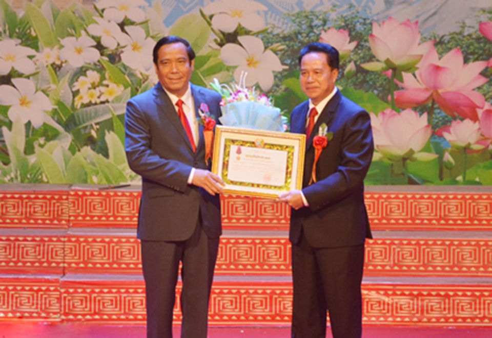 Kỷ niệm 55 năm Ngày Thiết lập quan hệ ngoại giao Việt - Lào - 2
Ông Kong Kẹo Say Sổng Kham - Bí thư kiêm Tỉnh trưởng tỉnh Bôlykhămxay trao tặng Huân chương tự do hạng I của Nhà nước Lào cho ông Nguyễn Thanh Bình - Phó trưởng Ban Thường trực Ban Tổ chức Trung ương, nguyên Bí thư Tỉnh ủy Hà Tĩnh...