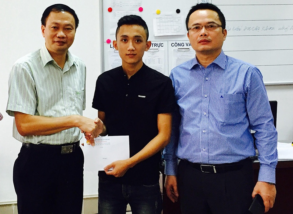 Cậu học trò có hoàn cảnh éo le đã trở thành tân SV Học viện Ngân hàng - 1
Lãnh đạo khoa Luật Học viện Ngân hàng trao cho Kim một phần quà nhỏ để động viên, khích lệ tinh thần học tập của em.