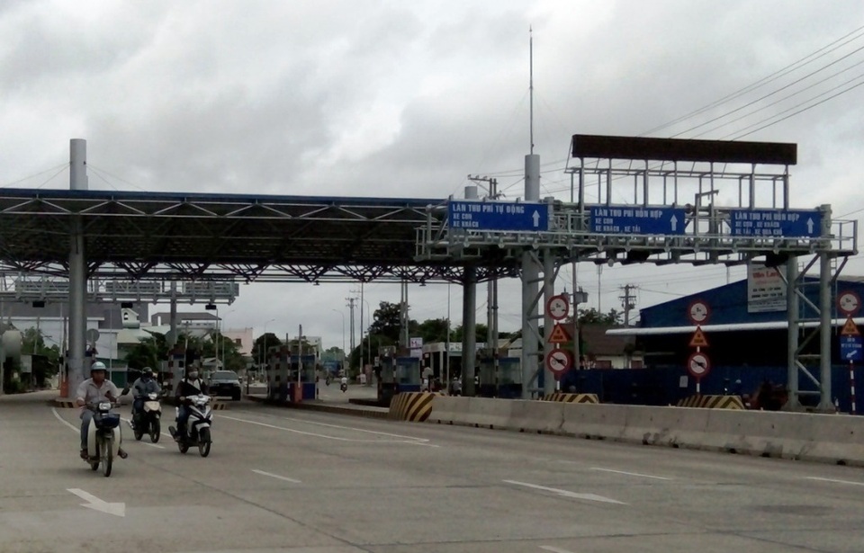 Vẫn chưa di dời trạm thu phí T2 trên Quốc lộ 91 - 2 Thứ trưởng Nguyễn Nhật giao cho Tổng Cục Đường bộ, chủ đầu tư phải triển khai nhanh việc miễn, giảm giá vé cho người dân, tránh để người dân phải chờ đợi lâu, thiệt thòi.
