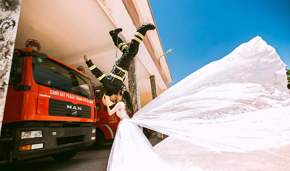 
Nhắc về kỷ niệm tình yêu, Thanh Tú cho biết tình yêu của cả hai bình dị, tự nhiên giống như bao cặp đôi yêu xa khác, hay liên lạc với nhau qua điện thoại và nói chuyện Facetime để vơi đi nỗi nhớ.
