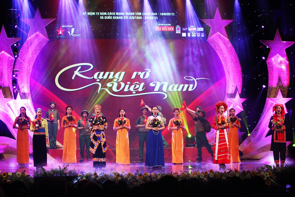 "Rạng rỡ Việt Nam": Đêm nhạc ý nghĩa chào mừng ngày quốc khánh 2/9 - 4
Phần biểu diễn nghệ thuật có sự tham gia của các nghệ sĩ nổi tiếng như NSND Quang Thọ, NSND Thu Hiền, NSƯT Việt Hoàn, NSƯT Đăng Dương, ca sĩ Trọng Tấn, Anh Thơ, Khánh Linh… Các tiết mục được chia làm 3 phần: Nắng Ba Đình, Sáng mãi niềm tin và Vinh quang Tổ quốc đẹp giàu.
