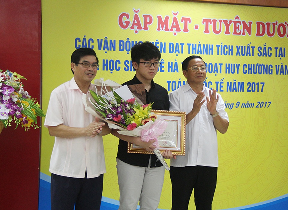 Về thăm quê, nam sinh giành HCV Toán Olympic Quốc tế được tỉnh vinh danh - 1 Lãnh đạo tỉnh Hà Tĩnh tặng hoa và trao bằng khen cho em Hoàng Hữu Quốc Huy.