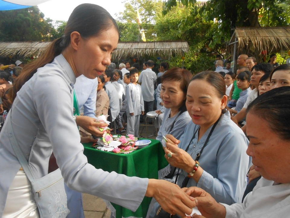 Đêm Vu Lan lung linh sắc màu ở phố cổ Hội An - 1 Ban giáo hội Phật giáo Hội An tổ chức lễ cài hoa hồng và đại lễ Vu Lan báo hiếu tại chùa Pháp Bảo