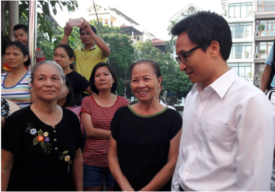 PTT Vũ Đức Đam bất ngờ "đặt hàng" với giáo viên, phụ huynh ngay trong Lễ khai giảng - 1
Phó Thủ tướng Vũ Đức Đam trò chuyện với phụ huynh trường Tiểu học Ngọc Hà - Hà Nội