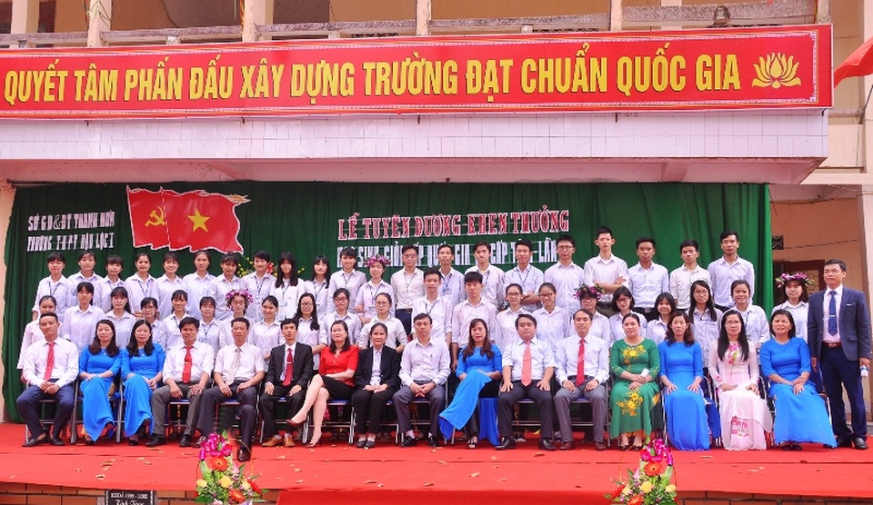 THPT Hậu Lộc I - ngôi trường với hơn 50 năm xây dựng và phát triển - 1 Thầy và trò trường THPT Hậu Lộc I phấn đấu xây dựng trường chuẩn quốc gia trong năm học 2017 - 2018.
