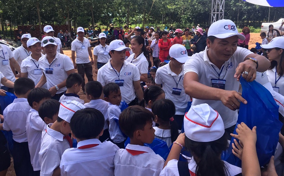 Những món quàn ý nghĩa của Cộng đồng CEO K35 và CEO1000 kịp thời đến với các em học sinh ngày đầu năm học mới.