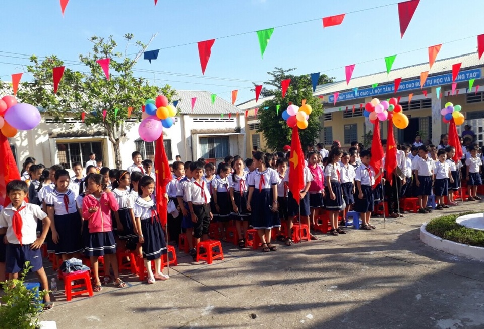 Một trường tiểu học vùng sâu mạnh dạn không thu phụ phí - 1
Quang cảnh lễ khai giảng năm học mới 2017-2018 của trường tiểu học thị trấn 2 (huyện Vĩnh Thuận, tỉnh Kiên Giang).