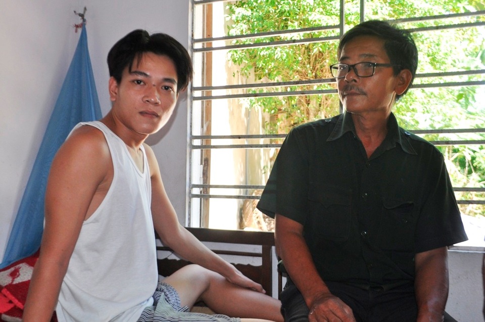 2 chị em đứng trước nguy cơ bỏ học vì cha và anh mắc bệnh nặng - 1 Hai cha con cùng mắc bệnh nặng khiến gia đình dần rơi vào cảnh túng quẫn