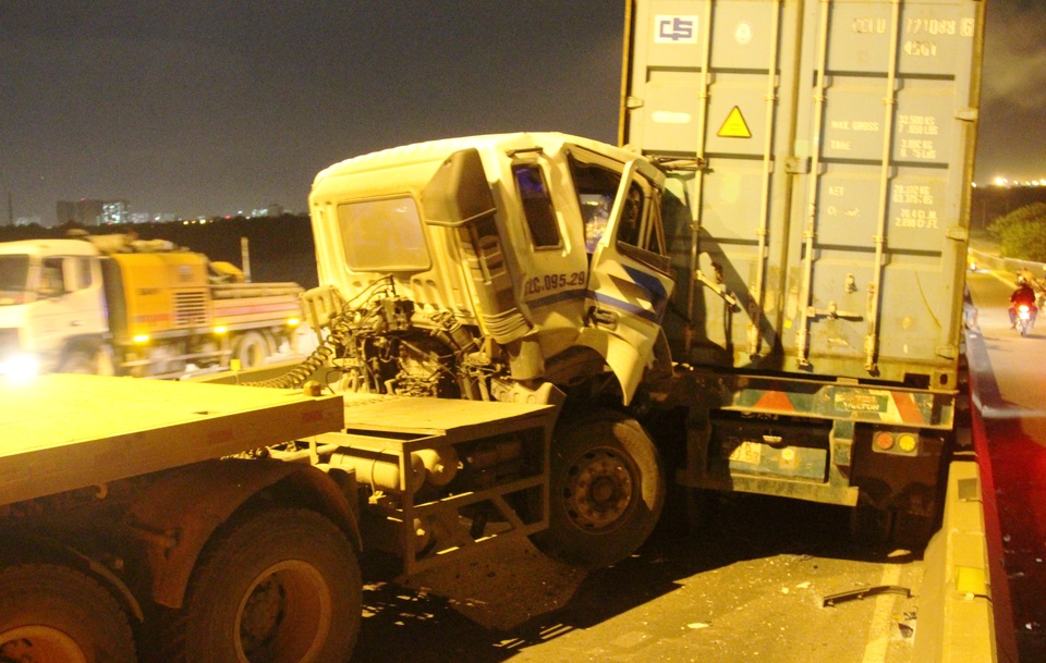 Ba xe container tông nhau loạn xạ khi đổ dốc cầu Phú Mỹ - 1