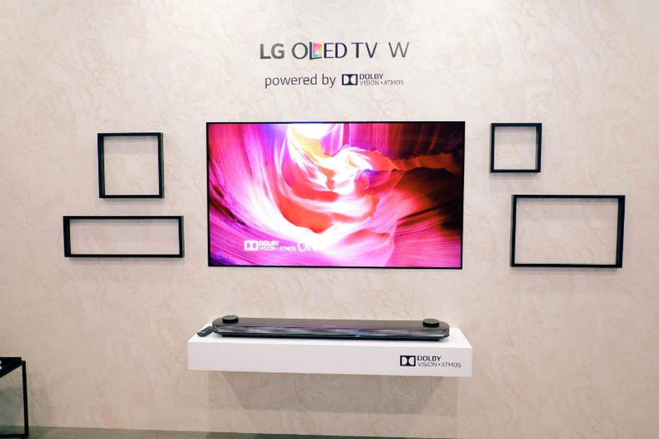 Chiêm ngưỡng dòng TV được mệnh danh "không có đối thủ" của LG - 1 Mẫu LG OLED W7 có độ mỏng chỉ 2,57 mm, màn hình lớn 65 - 77 inch nhưng trọng lượng chỉ 8 kg với thiết kế có thể dính sát lên tường.