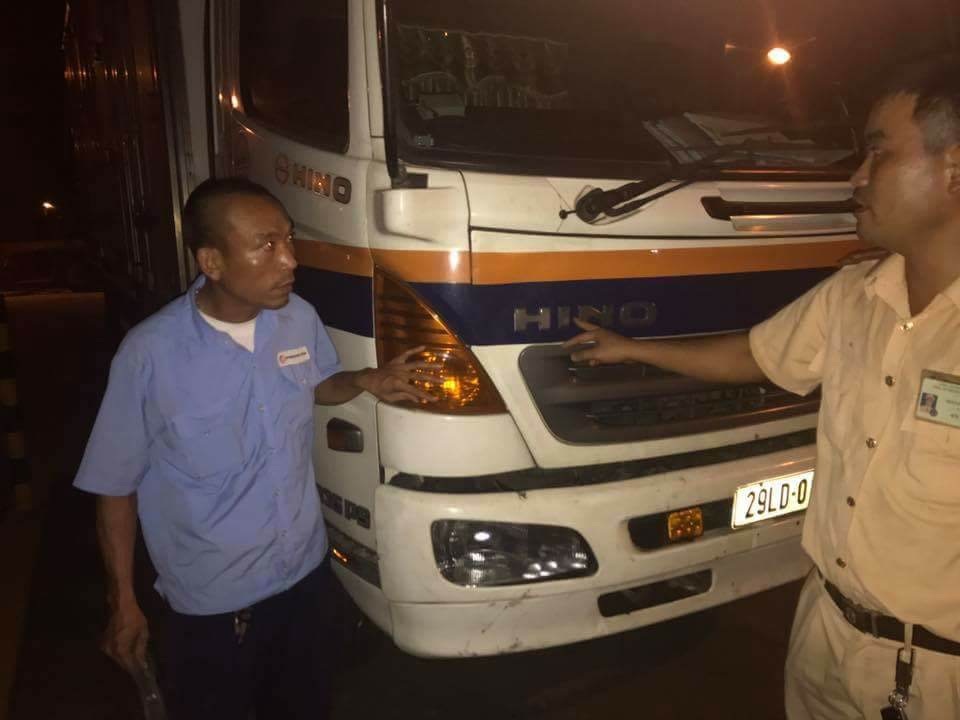 Cán nát chân một phụ nữ, tài xế bỏ chạy từ Hà Tĩnh đến... Hải Phòng - 3 Tài xế và chiếc xe gây tai nạn bị bắt giữ sau 12 giờ xảy ra vụ việc.