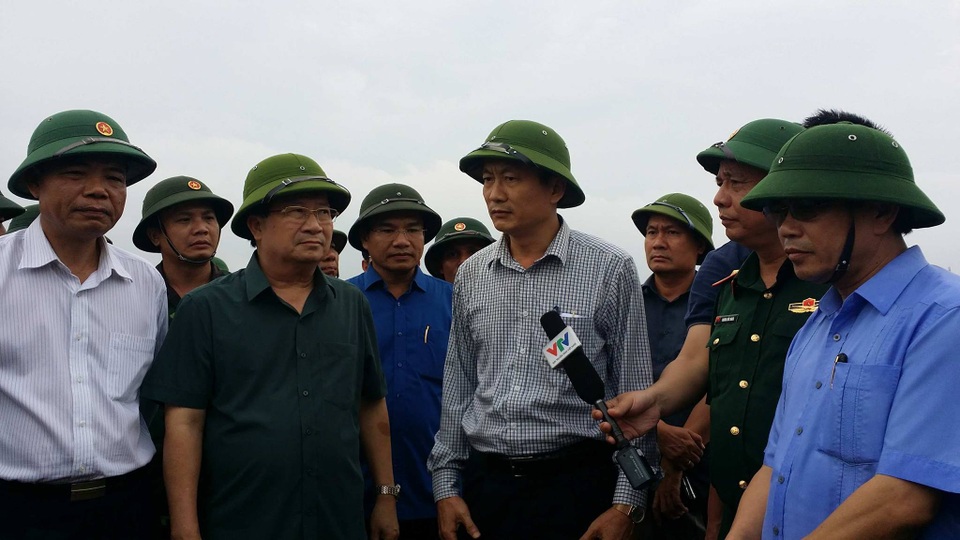 Phó Thủ tướng kiểm tra công tác chống bão số 10 ở Hà Tĩnh - 1 Phó Thủ tướng cùng các lãnh đạo Bộ, địa phương trong buổi kiểm tra công tác phòng chống bão tại Hà Tĩnh trong chiều nay.