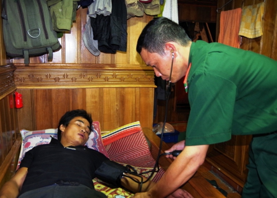 10 ngư dân cập bờ an toàn sau 1 tuần mất tích trong bão - 1 Các thuyền viên trên tàu vỏ thép TH 93666 TS cập cảng Quy Nhơn (Bình Định) an toàn