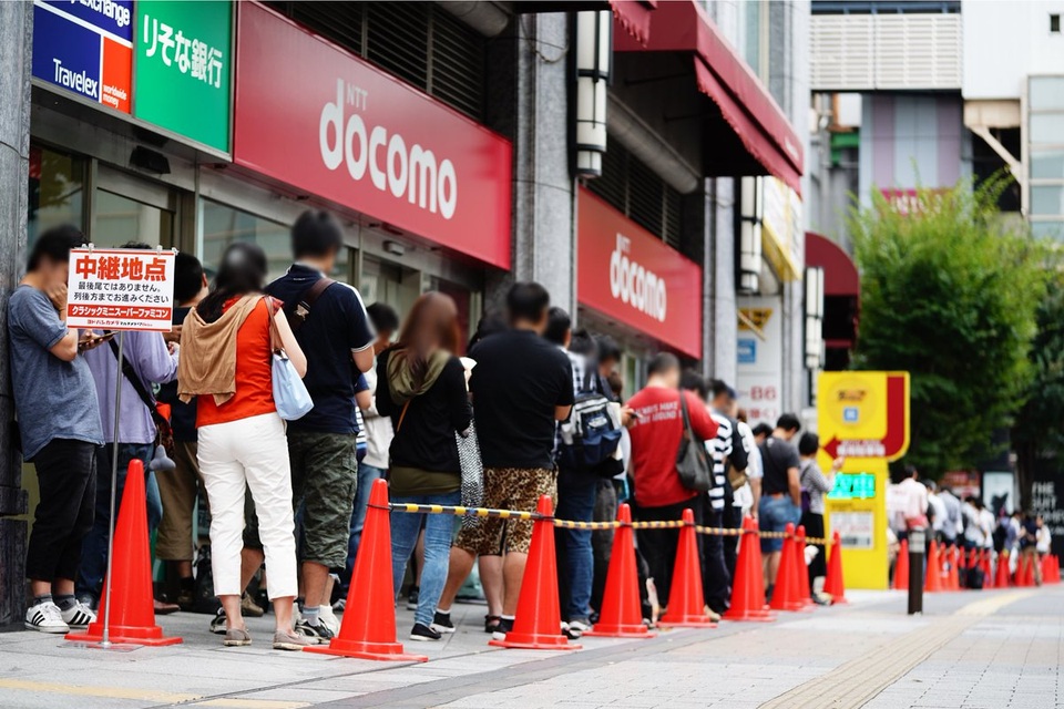 Hy hữu chuyện xếp hàng cả cây số để mua máy "điện tử 4 nút" tại Nhật - 1 Hy hữu chuyện xếp hàng cả cây số để mua máy "điện tử 4 nút" tại Nhật - 1