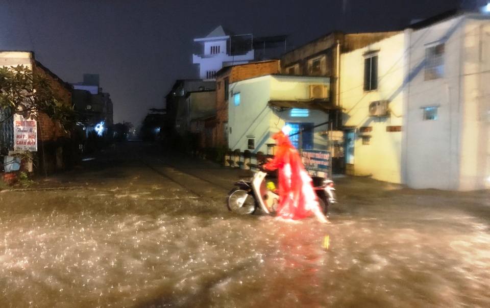 Đường sắt Nam Bắc tê liệt vì mưa cực lớn ở phía Đông Sài Gòn - 5 Đường sắt Bắc Nam qua nút giao Tô Ngọc Vân - Phạm Văn Đồng (quận Thủ Đức) chìm trong nước.