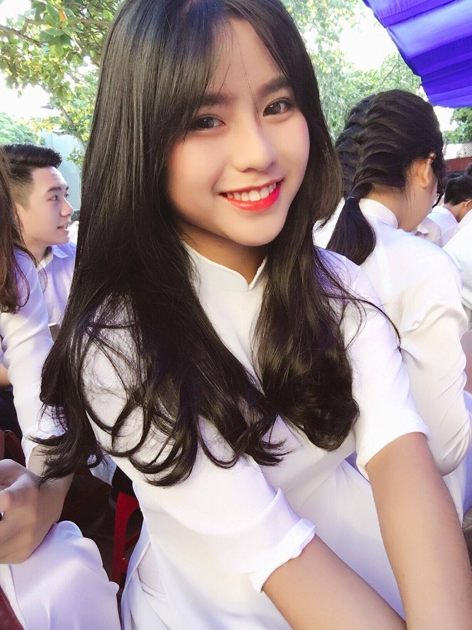 Nữ sinh Hưng Yên duyên dáng sở hữu nụ cười tỏa nắng - 3 Nguyễn Hường nhận được nhiều lời khen ngợi từ cộng đồng mạng, nhiều người ưu ái gọi Hường là “thiên thần áo trắng”, “cô gái có nụ cười tỏa nắng”,....