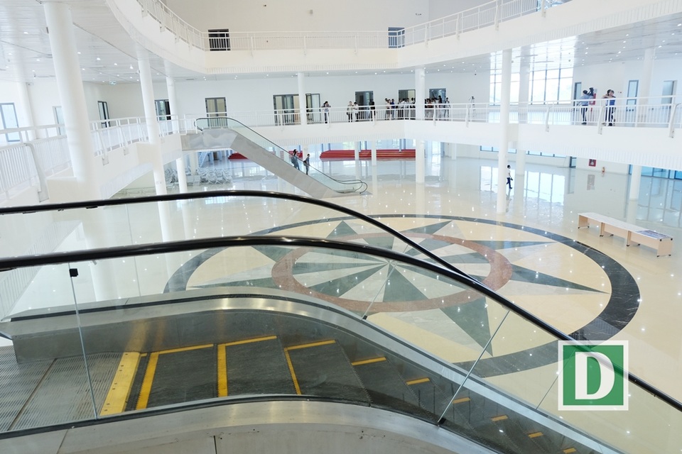 Khối nhà chính có  4 tầng với diện tích sàn hơn 13,4 nghìn m².